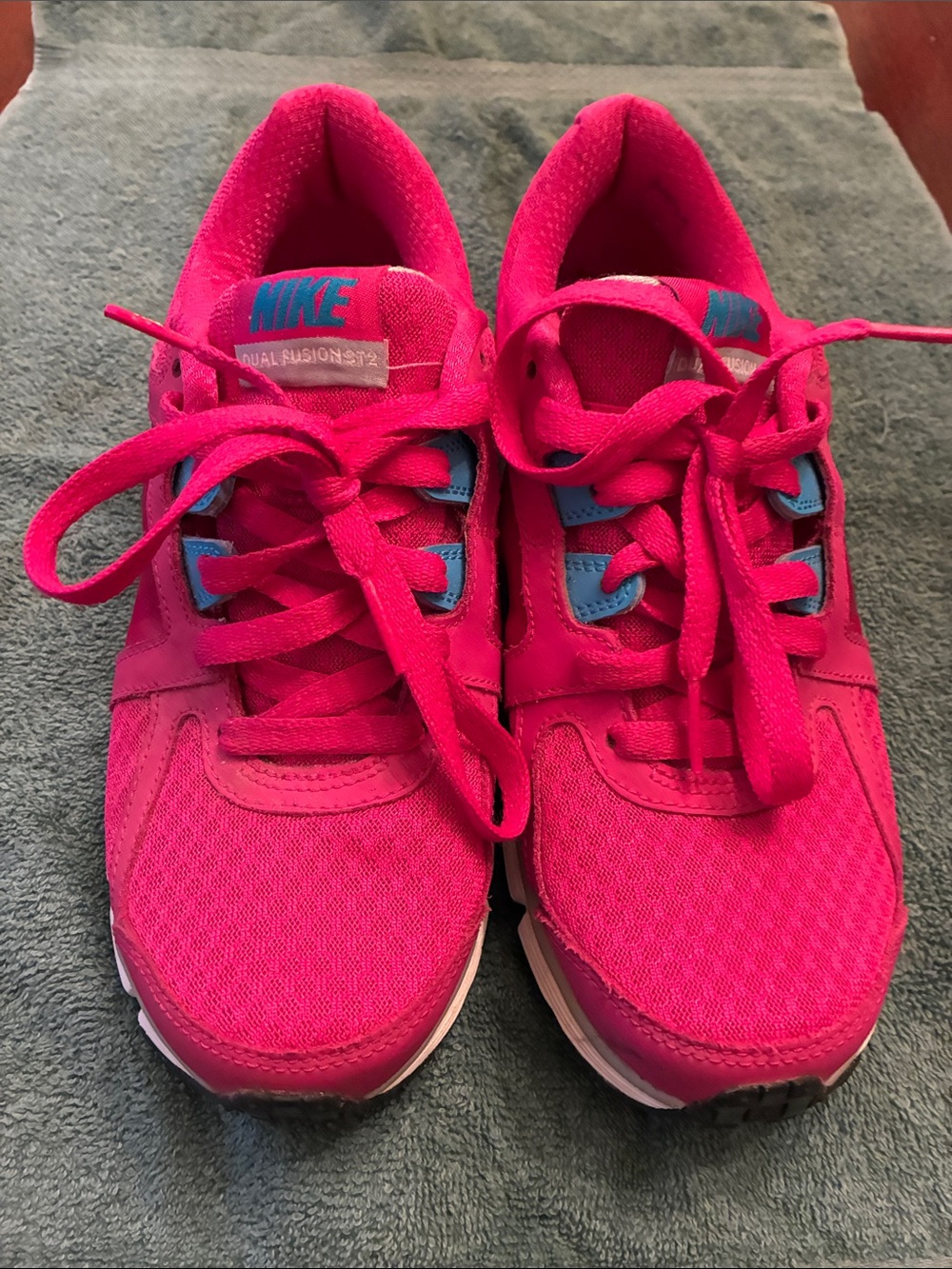 Nike Women’s Size 7.5 Dual Fusion ST2 Pink Runners Blue & Silver Accents